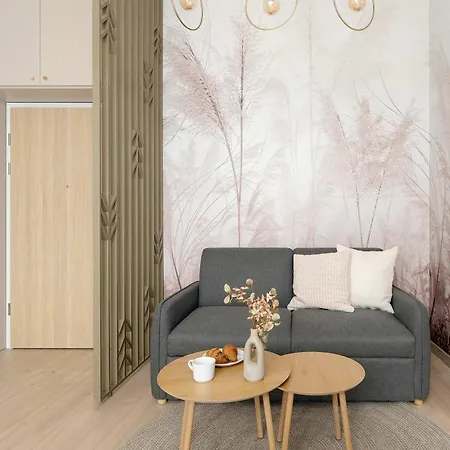 Bright And Elegant Old Town Garbary With Air Conditioning By Renters Prestige