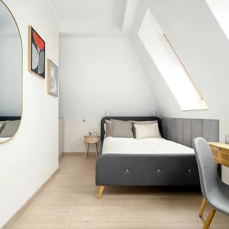 Bright And Elegant Old Town Garbary With Air Conditioning By Renters Prestige *