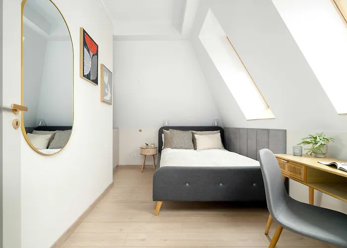 Bright And Elegant Old Town Garbary With Air Conditioning By Renters Prestige *