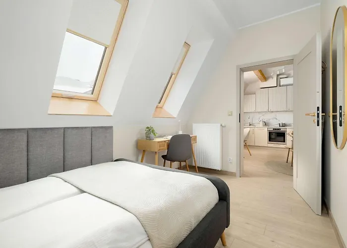 Bright And Elegant Old Town Garbary With Air Conditioning By Renters Prestige Apartament